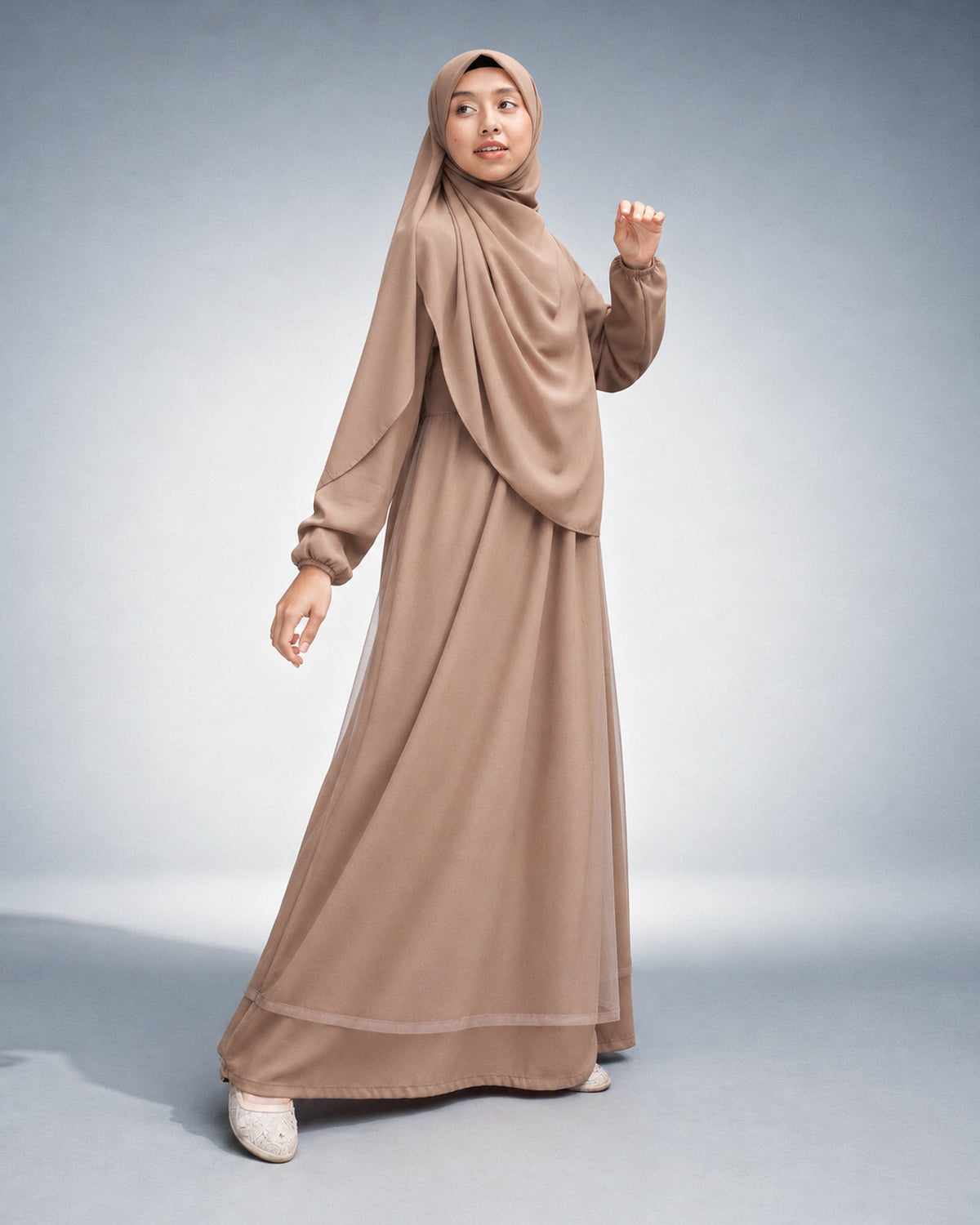 Abaya Meira voor dames in bruin met tule buitenlaag – Hijab Heela