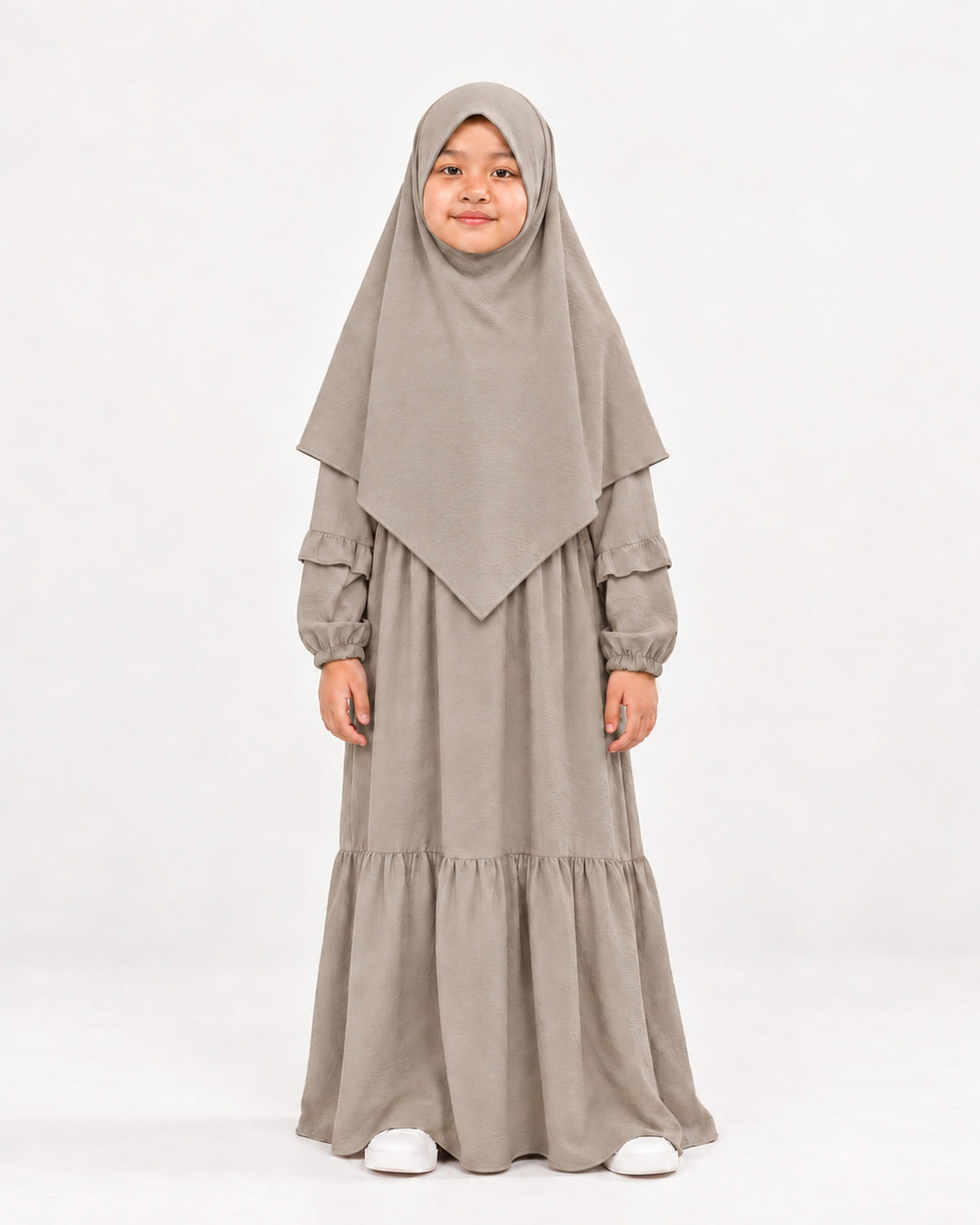 Abaya Saskia voor meisjes in light grey – model met langere puntvormige hijab, hijab niet inbegrepen – Hijabheela