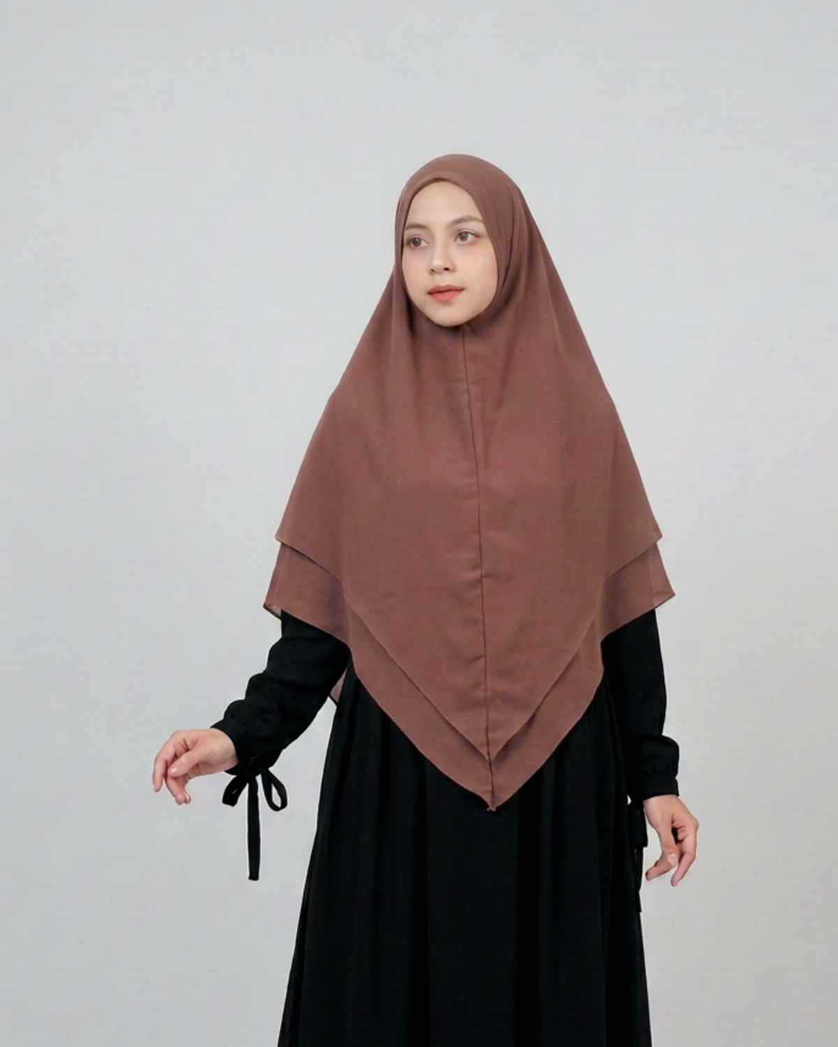 Aliyah Brunette dengan hijab lebih rapi