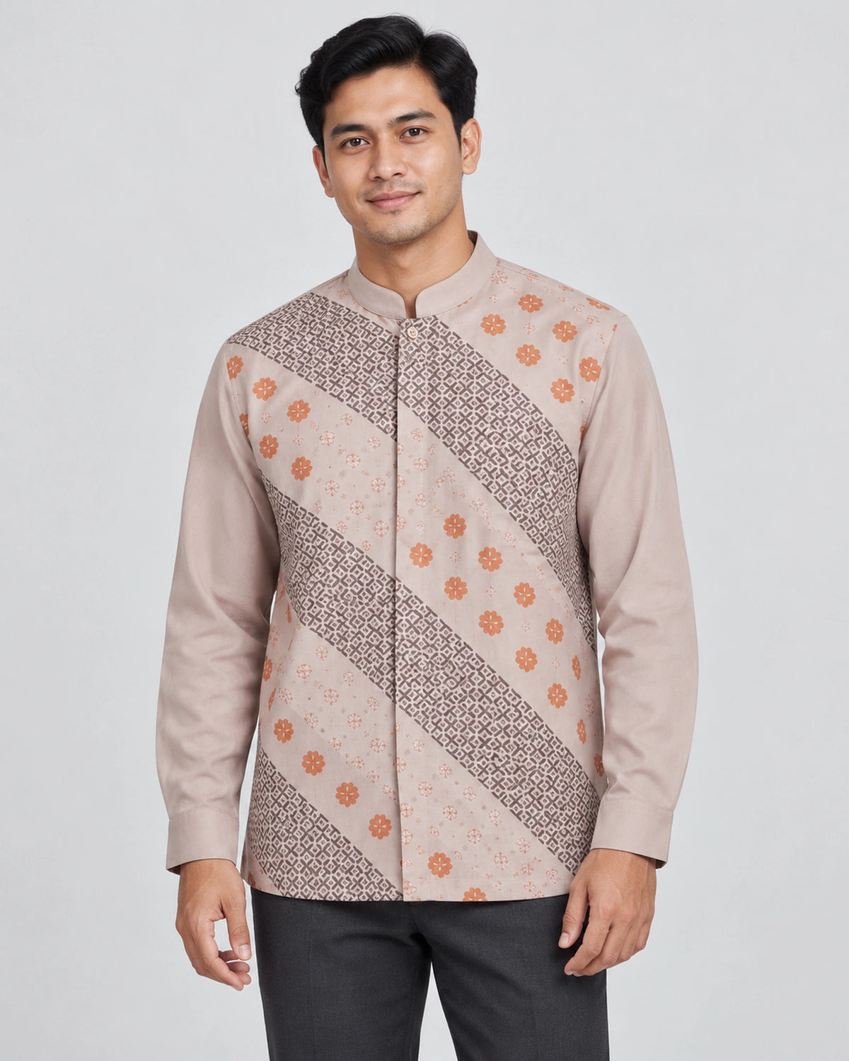 Herenkleding Batik hazelnoot lange mouw op mannelijk model