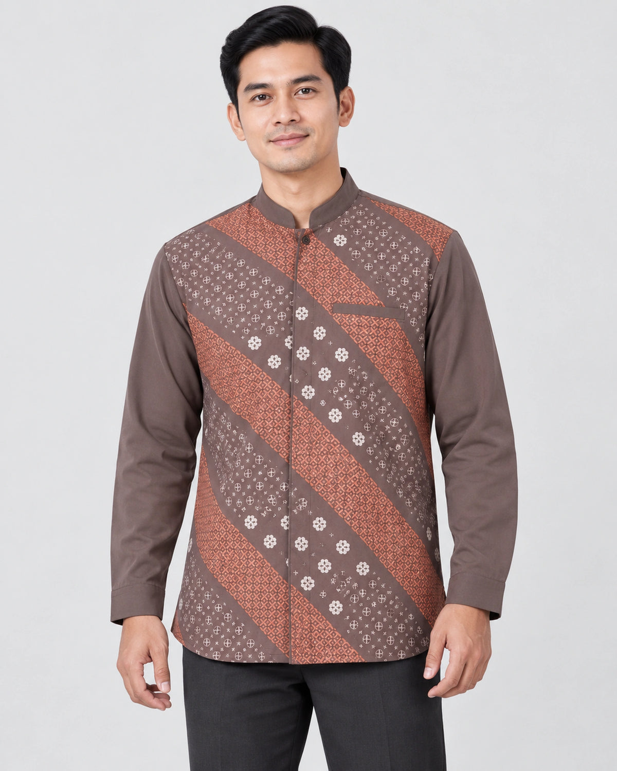 Herenkleding Batik kruidnagel lange mouw op mannelijk model