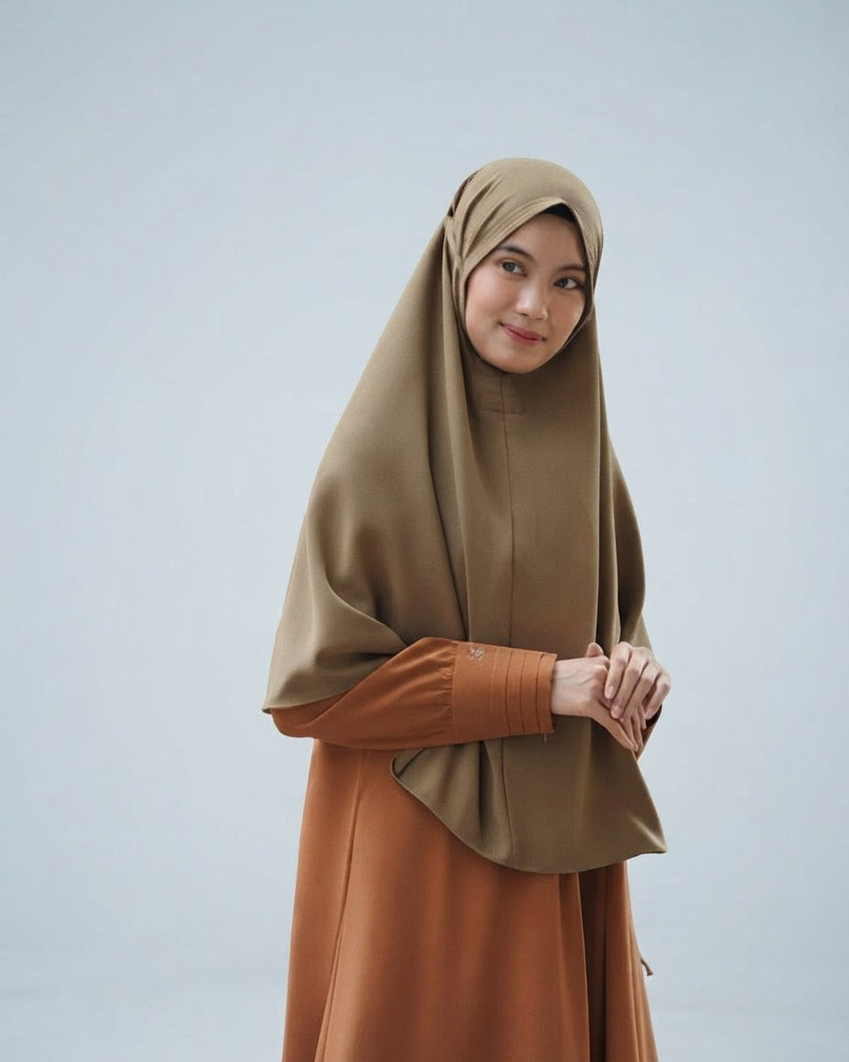 Khimar Dirumah Aja in Olive op model; abaya apart verkrijgbaar – Hijab Heela