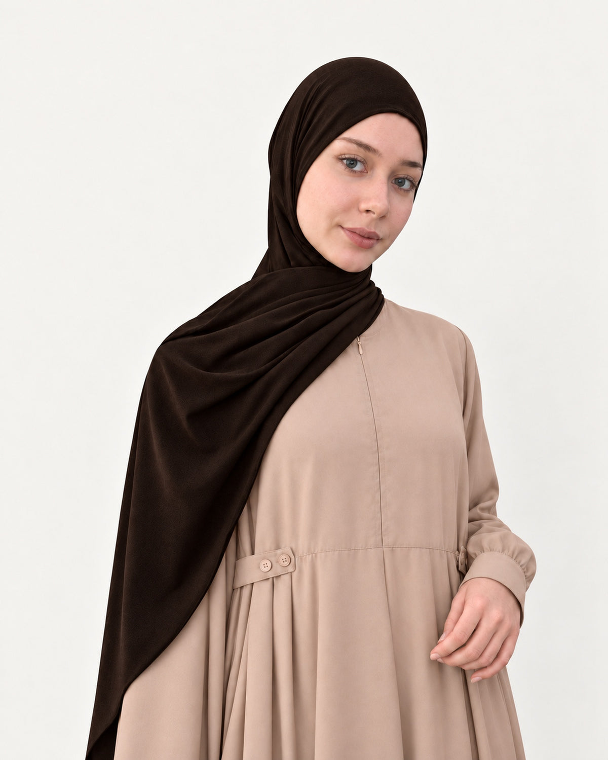 Pasmina Instant Bella Jersey donkerbruin gecombineerd met Abaya Nayana Milo – Hijab Heela