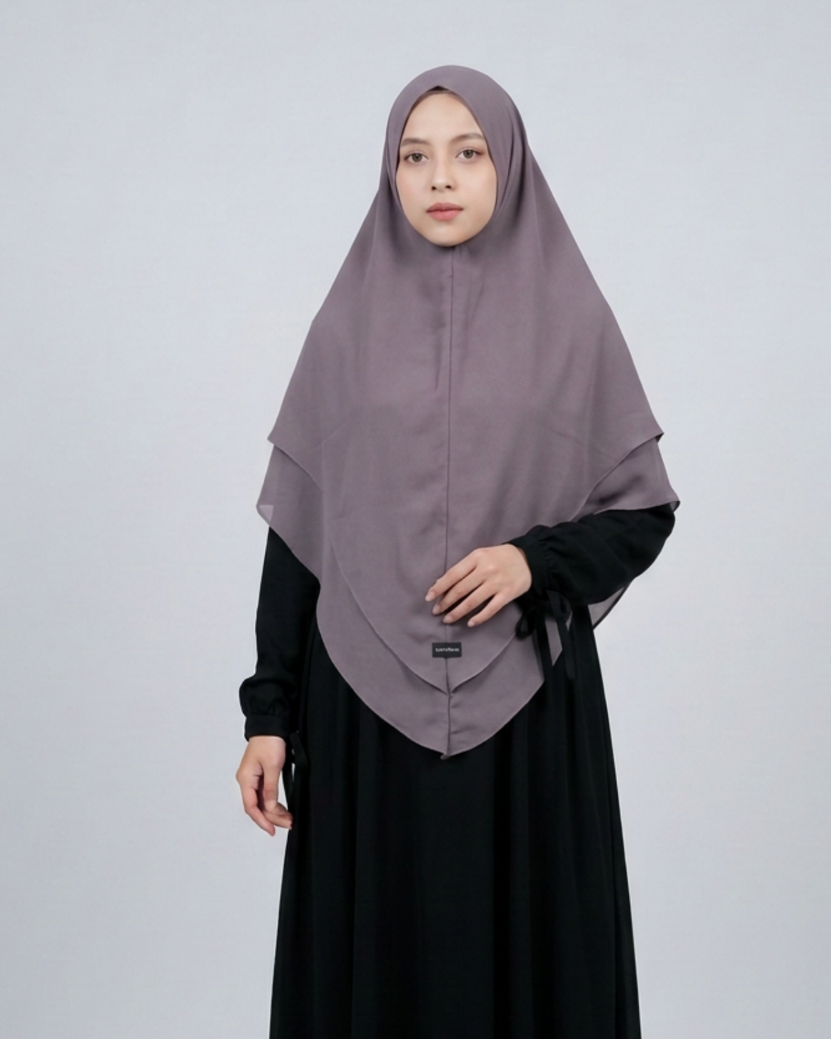 AI-visualisatie van Aliyah-khimar in Dark Orchide, vooraanzicht met zwarte abaya. Abaya apart verkrijgbaar.