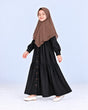 Khimar Wardah Kids Brown gedragen door een meisje - Hijab Heela