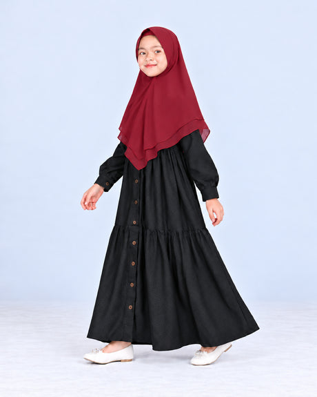 Khimar Wardah Kids Maroon gedragen door een meisje - Hijab Heela