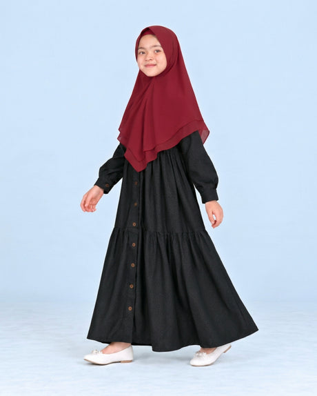 Khimar Wardah Kids Maroon gedragen door een meisje - Hijab Heela