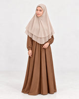 Abaya Eida Karamel met tweelaagse Khimar Gaya in crème – model – Hijab Heela