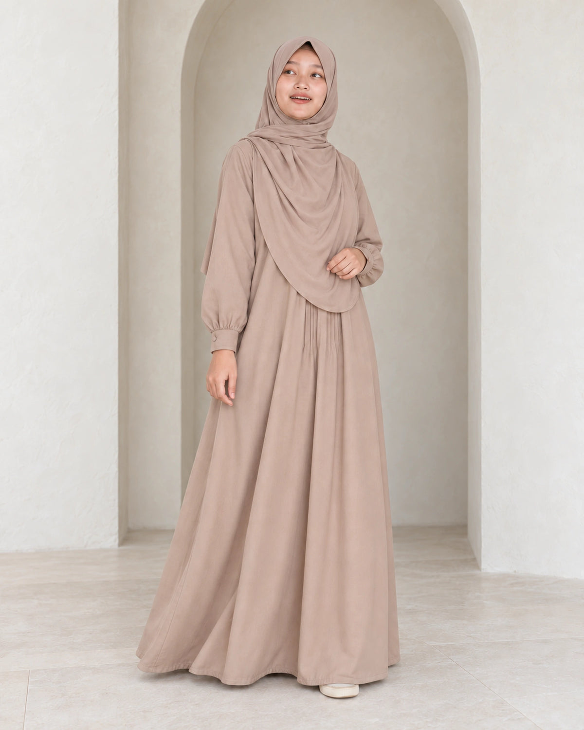 Abaya Eida Milo met Pasmina Oval Milo – model – Hijab Heela