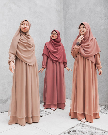 Abaya Meira met tule buitenlaag, gedragen door drie modellen – Hijab Heela