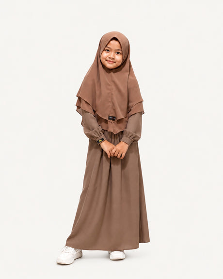 Abaya meisjes Eida brown model – egale achtergrond – Hijab Heela