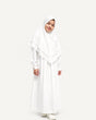 Abaya meisjes Eida white model – egale achtergrond – Hijab Heela
