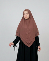 Aliyah Brunette dengan hijab lebih rapi