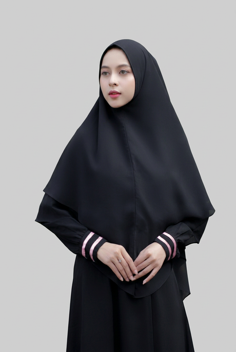 Zwarte Aliyah-khimar op een model tegen een lichtgrijze achtergrond. Abaya apart verkrijgbaar.