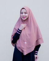 Roze Aliyah-khimar met twee lagen, vooraanzicht op een model tegen een lichtgrijze achtergrond. Abaya apart verkrijgbaar.