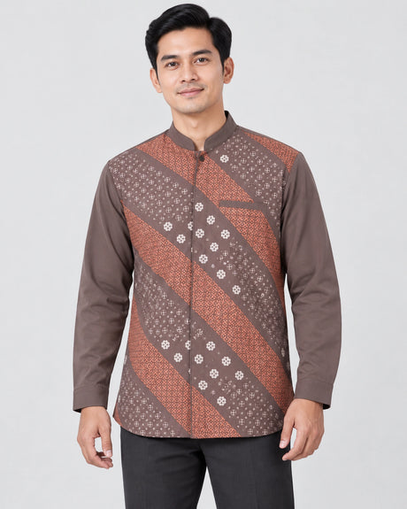 Herenkleding Batik kruidnagel lange mouw op mannelijk model