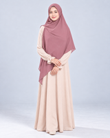 Khimar Ayesha Zipper Square Dustyrise, maat L op model met Abaya Belva Cream
