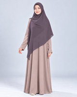 Khimar Ayesha Zipper Square Farmouve, maat L op model met Abaya Sakinah Soft Milo