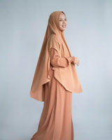 Khimar Dhuha zonder kapje – cream carrot op model; abaya apart verkrijgbaar – Hijab Heela