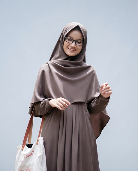 Khimar Dames – Hari – Zacht Kapje van Hijab Alila, productfoto 6. De afgebeelde abaya is niet inbegrepen.