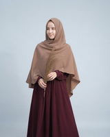 Khimar Hari zonder kapje – mocca op model; abaya apart verkrijgbaar – Hijab Heela