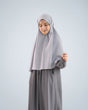 Khimar Dirumah Aja in Light Grey op model; abaya apart verkrijgbaar – Hijab Heela
