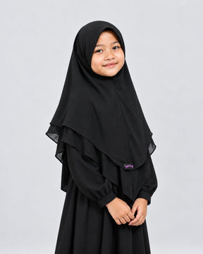 Khimar Meisjes Gaya Black - natuurlijk meisjesmodel in zijwaartse pose met zwarte abaya