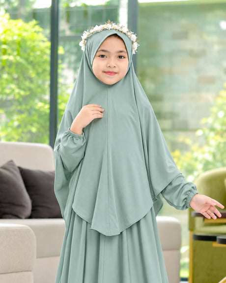 Khimar Sherly New voor meisjes – Green Sage op model – Hijab Heela