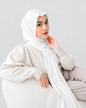 Pasmina Jersey Alika - broken white model zittend