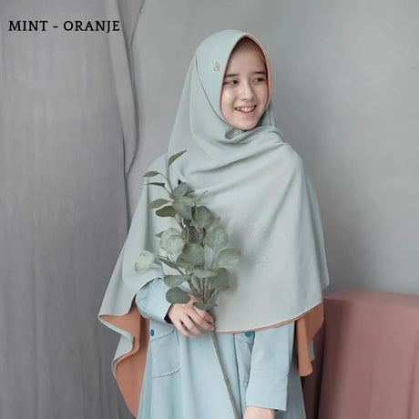 Khimar Dames – Liteberry met kapje van Hijab Alila, productfoto 1. De afgebeelde abaya is niet inbegrepen.